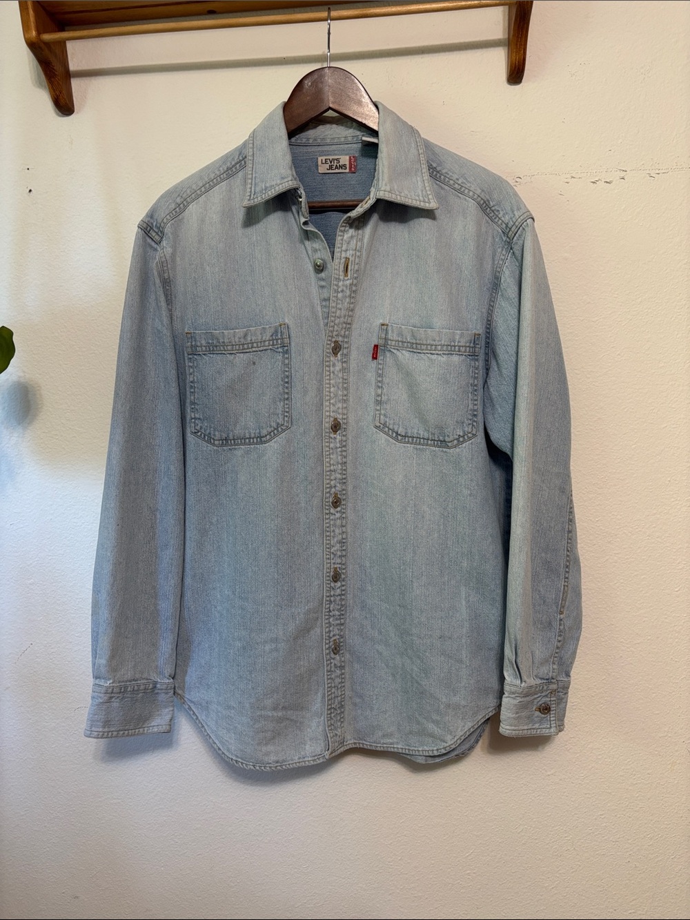 Levi's Men's Light Wash Denim metal Button-Down Shirt classic vintage style
